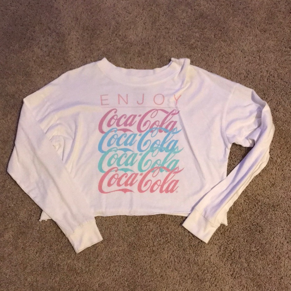Cropped long sleeve graphic shirt.